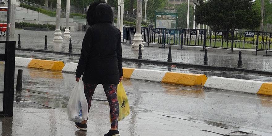 İstanbul Taksim'de önce şiddetli yağmur, sonra güneşli hava 1