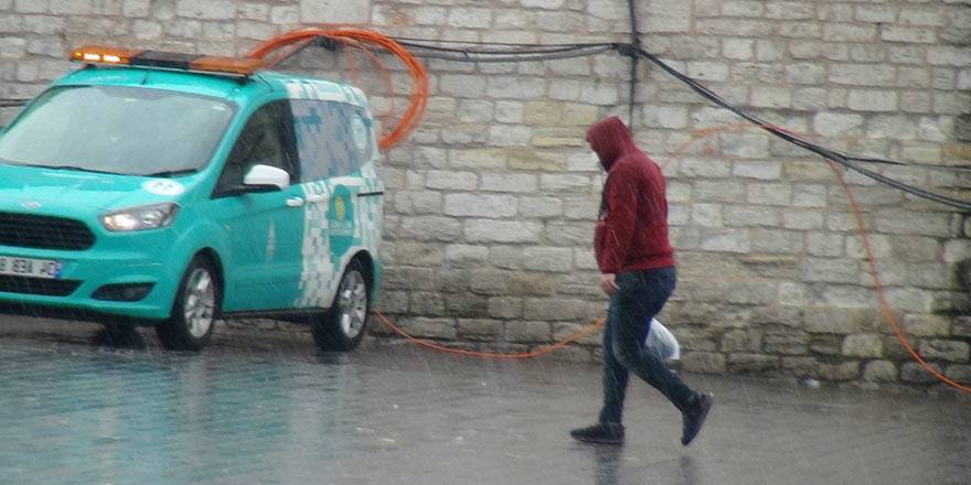 İstanbul Taksim'de önce şiddetli yağmur, sonra güneşli hava 2