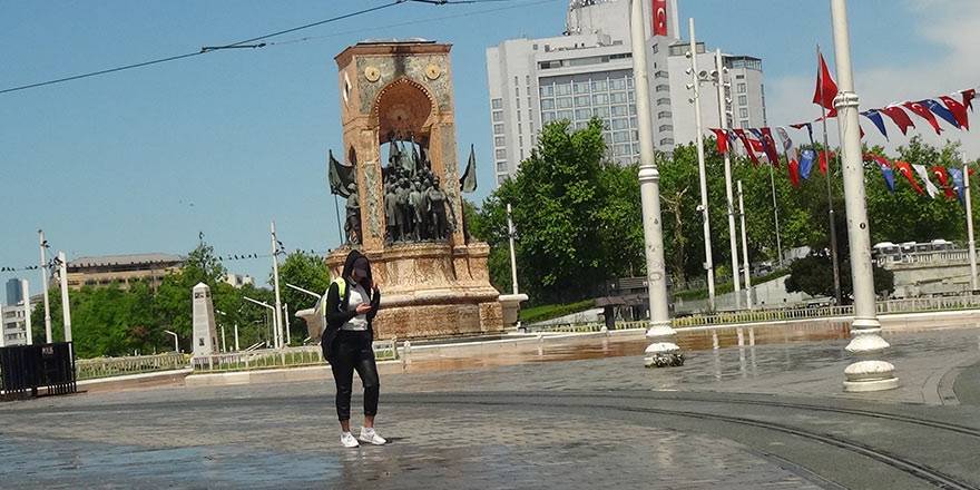 İstanbul Taksim'de önce şiddetli yağmur, sonra güneşli hava