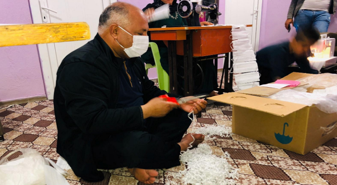 Feyyaz Soylu Gündüz belediye başkanlığı yapıyor, gece maske dikiyor