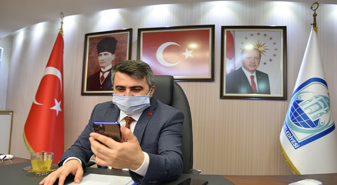 Bursa'da uzaktan eğitim alamayan çocuğa Yıldırım Belediye Başkanı'ndan uydu cihazı