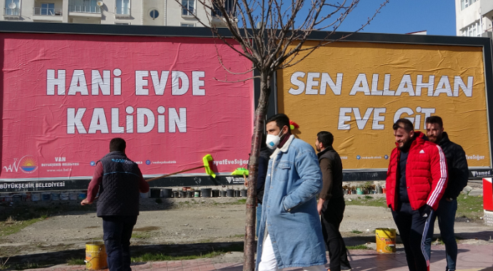 Van Büyükşehir Belediyesi korona virüse karşı asılan şiveli afişler güldürdü