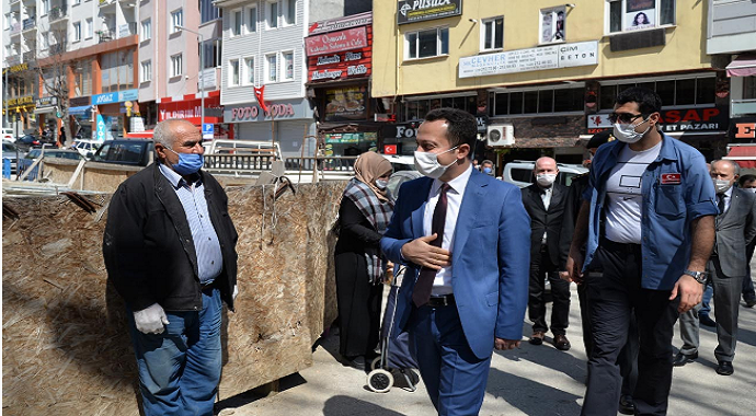 Bilecik Valisi sokağa çıkarak vatandaşlara bizzat maske dağıttı