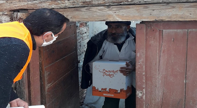 Aydın Kuşadası Kaymakamlığı gıda yardımlarını sürdürüyor
