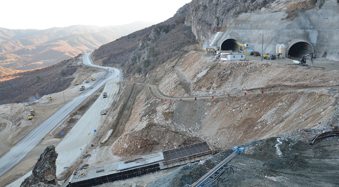 Karadeniz ile İç Anadolu’yu birbirine bağlayan Laçin-Kırkdilim Laçin-Kırkdilim yolu trafiğe kapatıldı