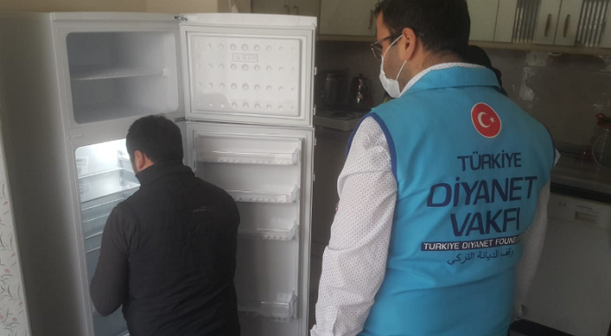 Sinop Müftülüğü din görevlileri ihtiyaç sahibi bir aileye buzdolabı hediye ettiler.