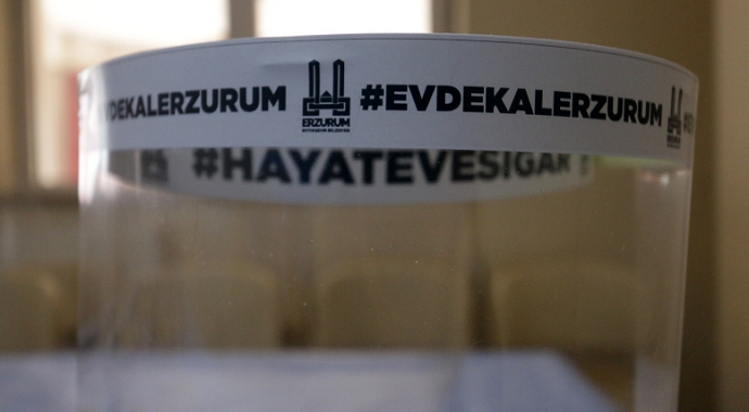Erzurum'da bulunan ESMEK’ler siper maske üretimine başladı