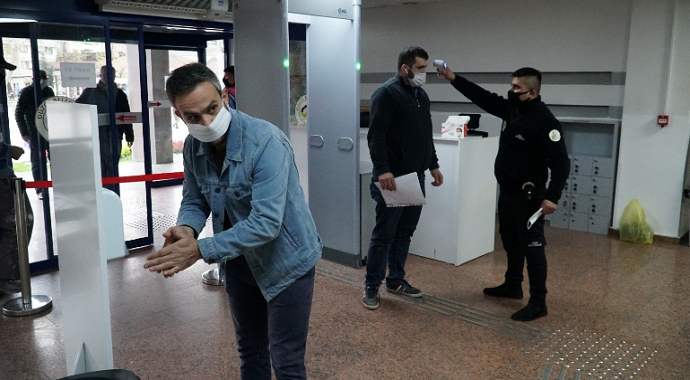 Korona virüse karşı Belediye’ye girişlerde ateş ölçer cihazlar devrede