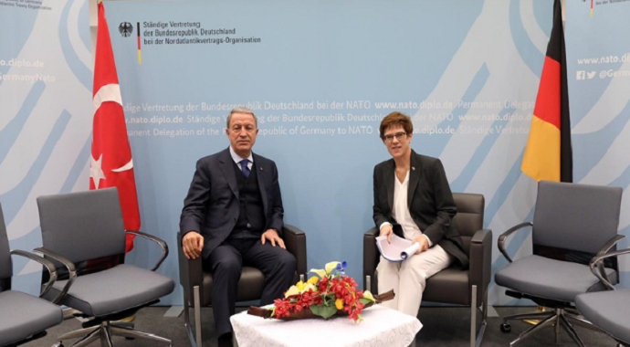 Milli Savunma Bakanı Hulusi Akar Almanya Savunma Bakanı Karrenbauer ile telefonda görüştü