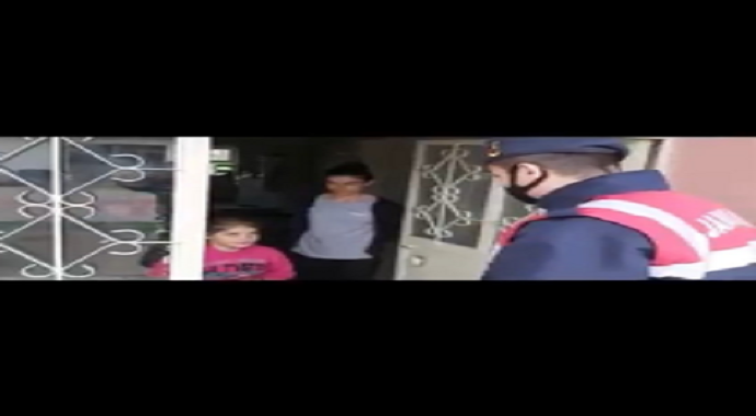 İlkokul öğrencisi Elif biriktirdiği 230 lirayı ''Biz Bize Yeteriz Türkiyem'' kampanyasına bağışladı