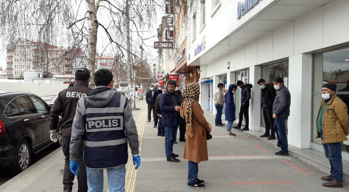 Kars’ta polis ekipleri cadde ve sokaklarda yoğun korona virüs mesaisi