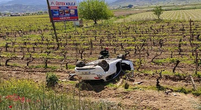 Manisa'nın Alaşehir ilçesinde takla atan araç üzüm bağına uçtu: 3 yaralı