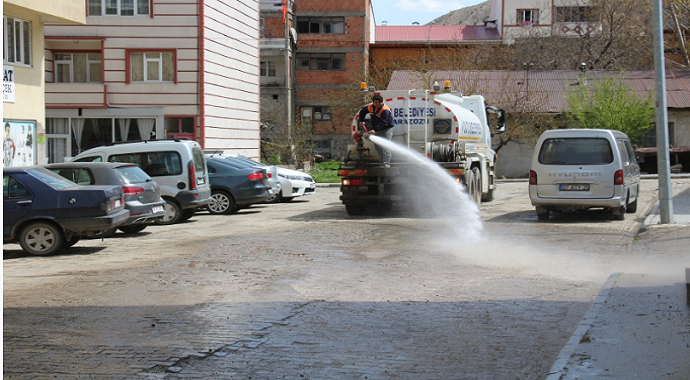 Erzurum Oltu Belediyesi temizlik ekipleri yasağı fırsata çevirdi