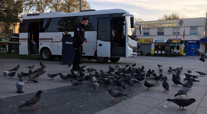 Sakarya Gar Meydanı’nda kuşları Çevik Kuvvet polisi besledi