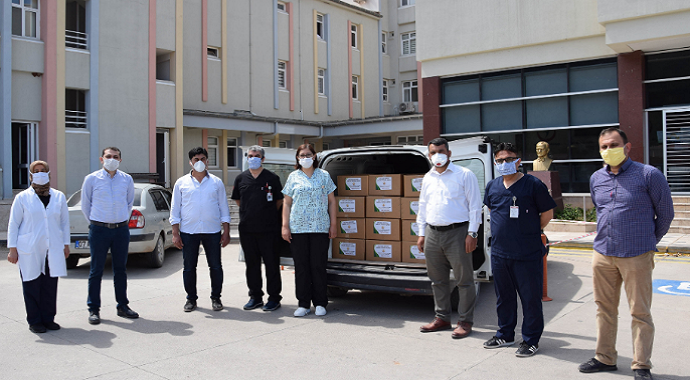 Kumluca'da Üretici Kooperatifinden sağlık çalışanlarına sebze desteği