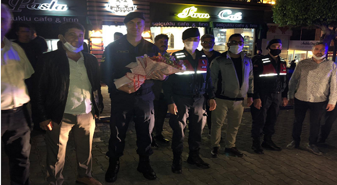 Antalya'nın Alanya ilçesinde Trafik kazası ihbarıyla çağrılan jandarmaya meşaleli sürpriz