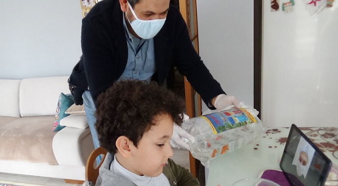 Pendik’te Eve gidemeyen hemşirenin çocuğunun istediği balıkları Vefa Grubu götürdü