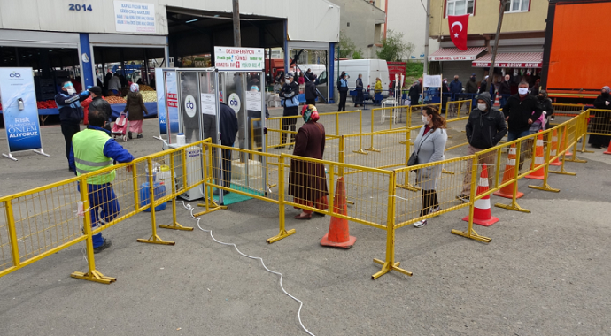 Sokağa çıkma yasağına saatler kala pazaryerlerinde yoğunluk