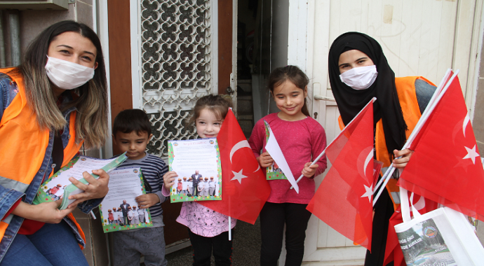 Aydın'da Kuyucak Belediyesi vatandaşlara bayrak dağıttı