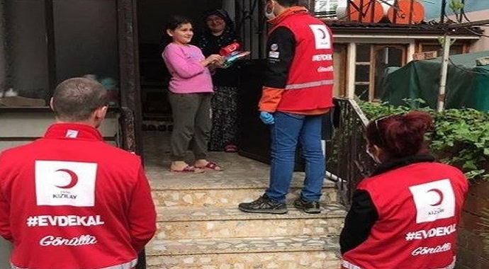 Düzce'de Vefa Sosyal Destek Grubu çocuklara Türk Bayrağı dağıttı