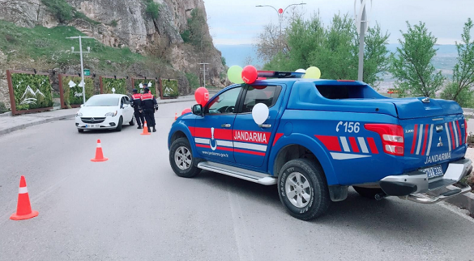Elazığ'da Mehmetçik, araçlarını süsledi çocukları sevindirdi