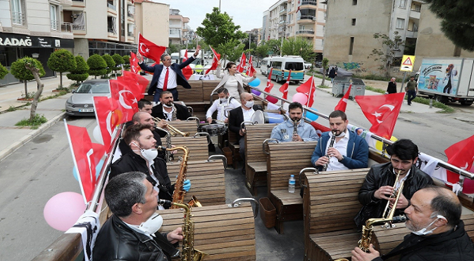 İzmirliler evlerinde 23 Nisan kutlamaları