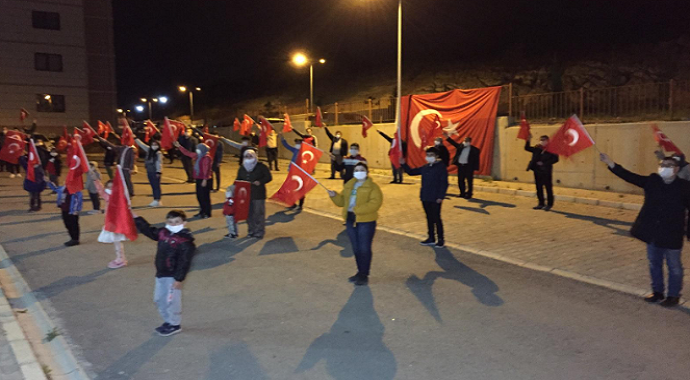 Afyonkarahisar'da Hastane koridorunda İstiklal Marşı’nı okudular