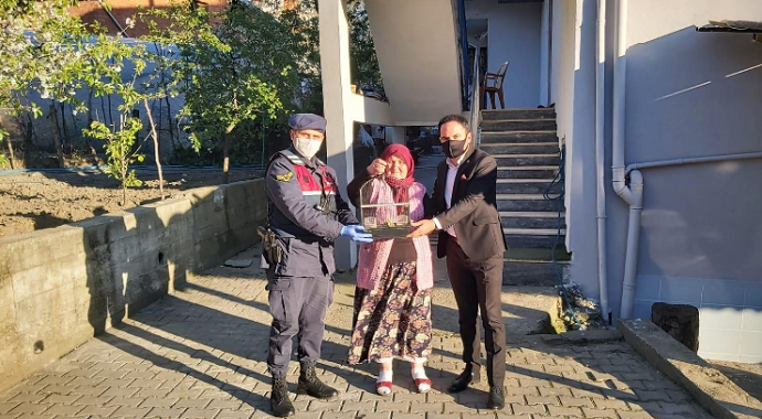 Zonguldak'ta Yaşlı kadının kuş isteğini Vefa Sosyal Destek Grubu yerine getirdi