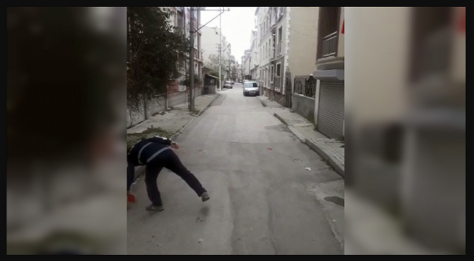 Bursa’da bir temizlik görevlisi yerdeki Türk bayrağını öperek aldı