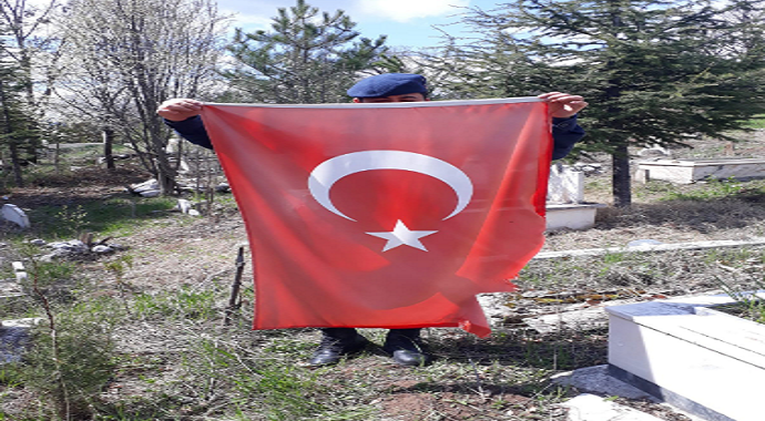 Çorum'da şehit mezarlarındaki Türk bayrakları yenilendi