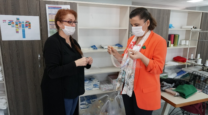 İzmit Belediye Başkanı Fatma Kaplan esnafa siper maske dağıtacak