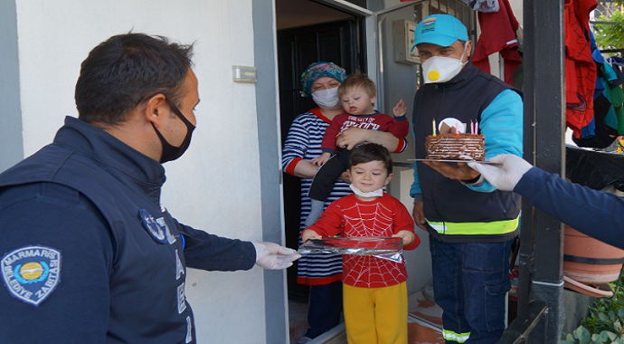 Marmaris Belediyesi Zabıta ekiplerinden küçük çocuğa doğum günü sürprizi
