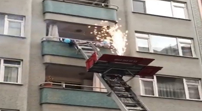 Rize’de doktora sıra dışı doğum günü sürprizi