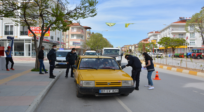 Antalya'da Kısıtlamaya rağmen dışarı çıktılar, cezayı yediler