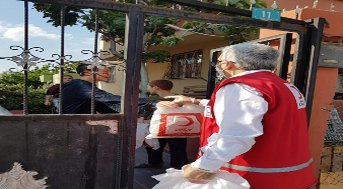 Kızılay Adana Şubesi dar gelirli ailelere Ramazan pidesi dağıtıyor