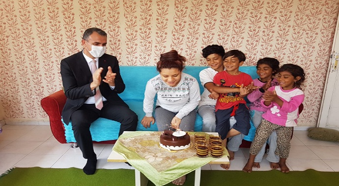 Adana'da milli eğitim müdüründen öğrencilere doğum günü sürprizi