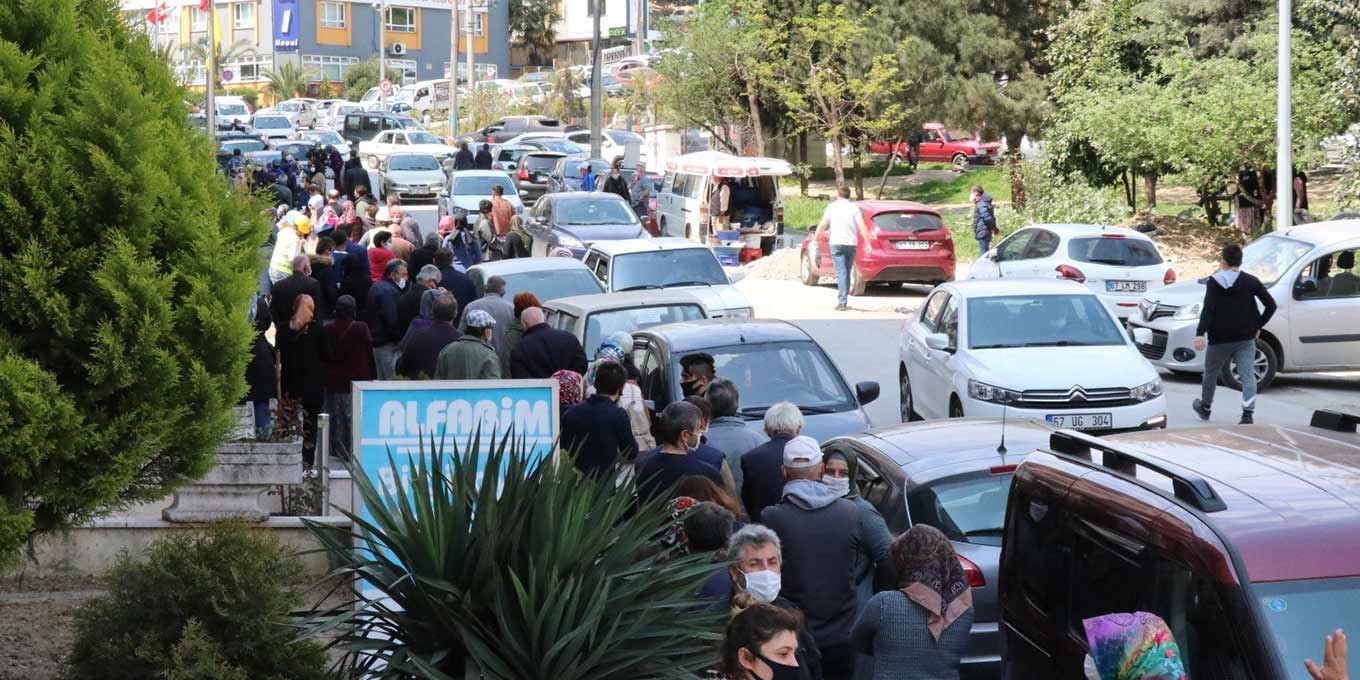 Zonguldak Ereğli PTT önünde PTT şifre için uzun kuyruk oluştu