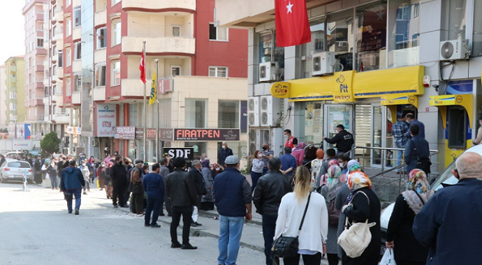 Zonguldak Ereğli'de PTT önünde şifre kuyruğu