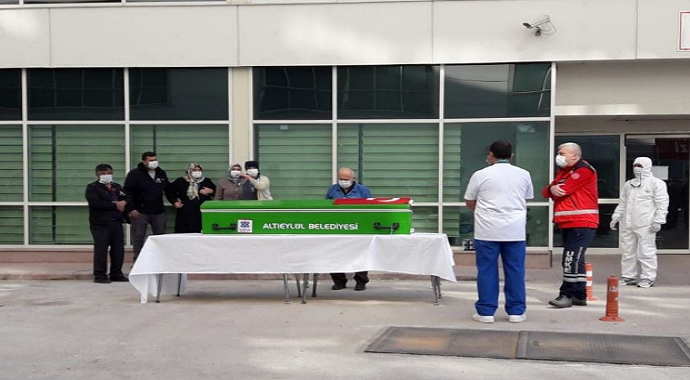 Balıkesir'de görevli hemşire kanseri yendi korona virüse yenik düştü
