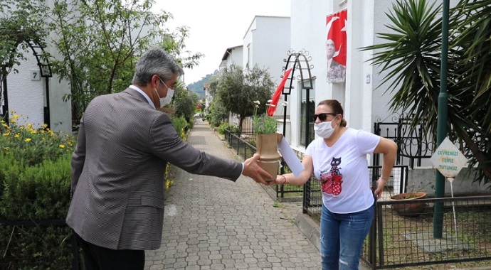 Marmaris Belediye Başkanı Oktay’dan gönüllü terzilere teşekkür