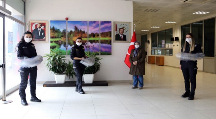 Beykoz'da liseli öğrencilerden polislere siperlik desteği