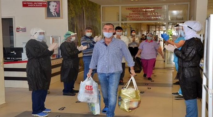 Antalya'da tır şoförü korona virüsü yendi, alkışlarla taburcu oldu