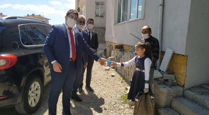 İlkokul öğrencisi Zeynep harçlıklarını Milli Dayanışma Kampanyasına bağışladı