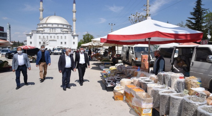 Afyonkarahisar'da Pazaryerinde Belediye Başkanı Zeybek tedbirleri yerinde inceledi
