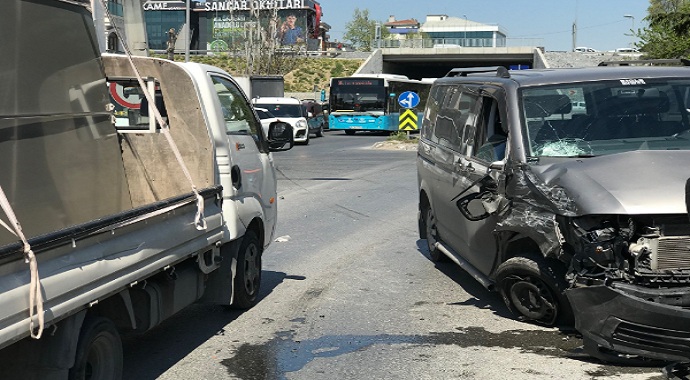 İstanbul Gaziosmanpaşa'da 3 araç birbirine girdi: 1 yaralı