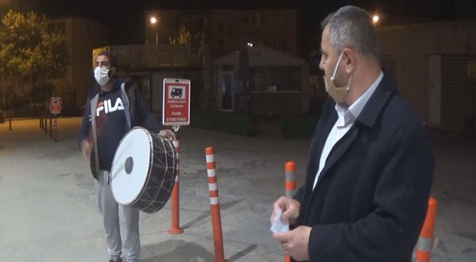 Bursa'nın İnegöl İlçesinde davulcu çaldı, muhtar sağlık çalışanları için söyledi