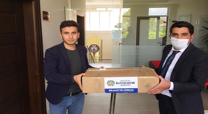 Malatya Büyükşehir Belediyesi ekipleri ilçelere maske dağıttı