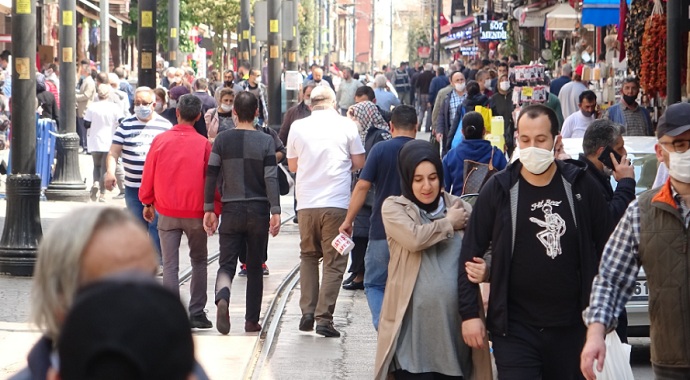 Bursa’da kısıtlamaya saatler kala çarşı ve pazarlar doldu taştı