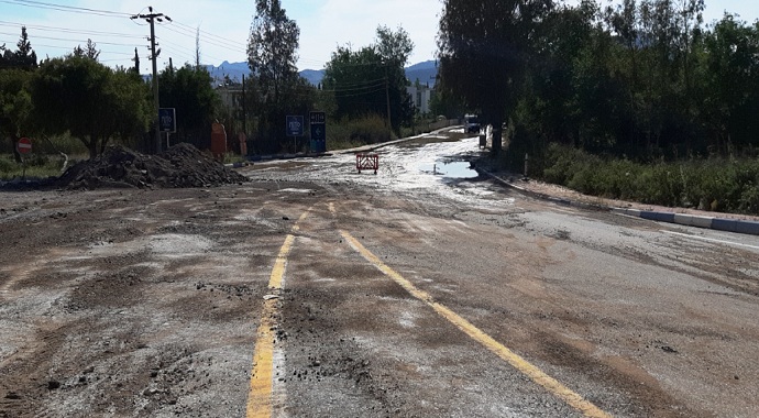 Muğla Bodrum’da Su borusu patladı asfaltlar yerinden söküldü