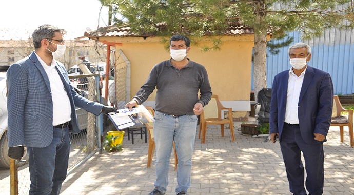 AK Parti Malatya'nın Arguvan ilçesinde maske dağıttı